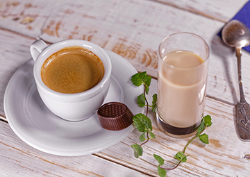 さぁ、いつもの苦目のブラックコーヒーと、いつものチョコレートをどうぞ。