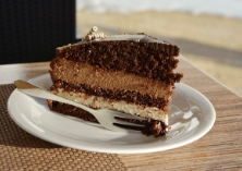 チョコレートのスポンジとクリームで作られたきれいな断層のケーキ。