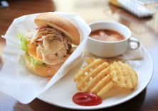 溢れんばかりのボリュームたっぷりハンバーガーとあみあみポテト。