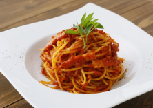 トマトソースがよく絡んだパスタをお皿に盛り付け。