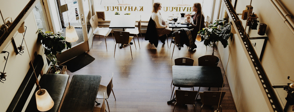 ゆったりとした時間が流れる店内でおしゃべりをしている二人の女性。