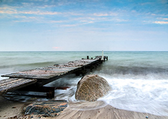 波が強い桟橋のある海