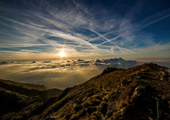雲よりも高い山から撮影した、とてもきれいなご来光